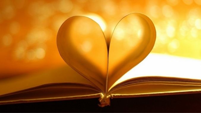 Hình nền tình yêu đẹp nhất kiểu trái tim gấp bằng trang sách