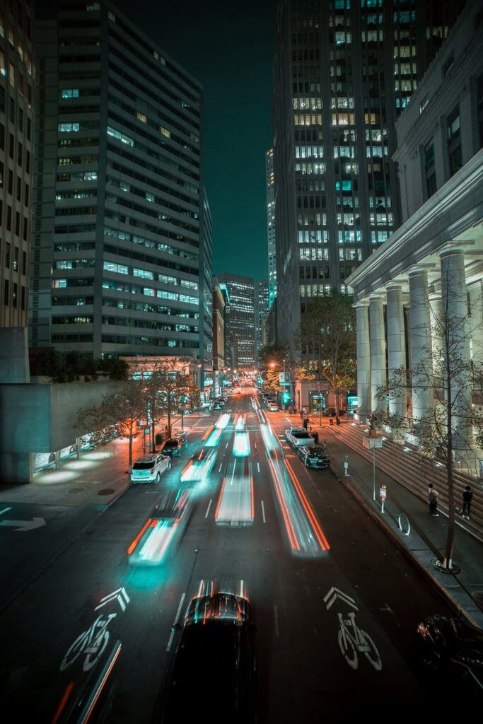 Hình ảnh nền đẹp cho điện thoại về cảnh xe chạy trong đêm