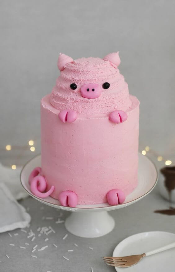 Ảnh bánh sinh nhật hình con heo màu hồng cute đang ngốc đầu trên chiếc bánh